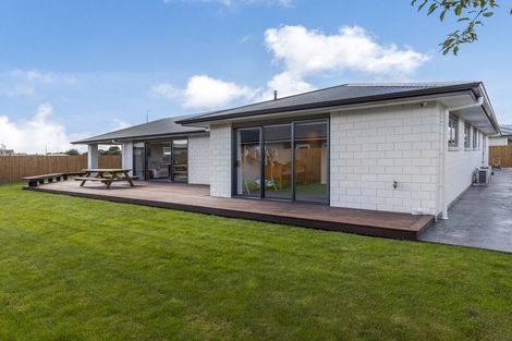 Photo of property in 12 Ash Close, Levin, 5510