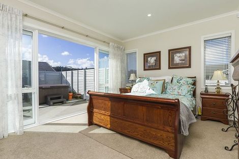 Photo of property in 18 Larmer Drive, Kumeu, 0810