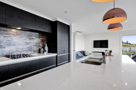 Photo of property in 4 Vardon Way, Waiwhakaiho, New Plymouth, 4312