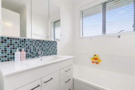 Photo of property in 6 Yeoman Place, Howick, Auckland, 2014