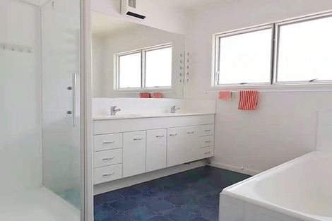 Photo of property in 17 Macnay Way, Murrays Bay, Auckland, 0630