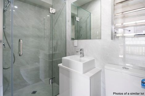 Photo of property in 5/10 Vinifera Place, Fairview Heights, Auckland, 0632