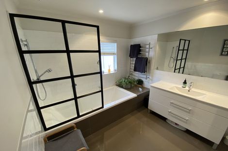 Photo of property in 102 Namata Road, One Tree Hill, Auckland, 1061