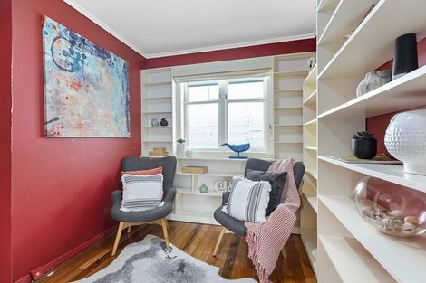 Photo of property in 283 Karaka Bay Road, Karaka Bays, Wellington, 6022