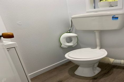 Photo of property in 2/366a Glenfield Road, Glenfield, Auckland, 0629