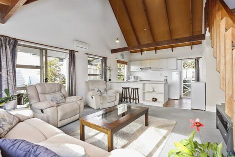 Photo of property in 6a D'oyly Drive, Stanmore Bay, Whangaparaoa, 0932