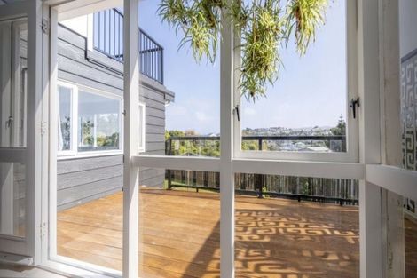 Photo of property in 2/25 Kingsbridge Place, Newlands, Wellington, 6037