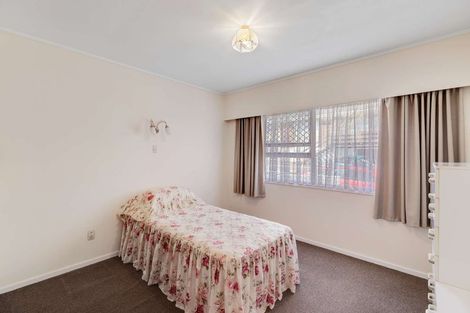 Photo of property in 2/4212a Great North Road, Glendene, Auckland, 0602