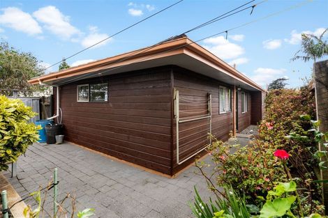 Photo of property in 14 West Fairway, Golflands, Auckland, 2013