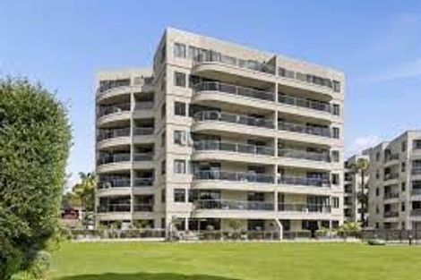 Photo of property in 4a/173 Hurstmere Road, Takapuna, Auckland, 0622