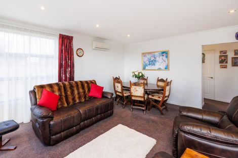 Photo of property in 27 Ruapehu Drive, Fitzherbert, Palmerston North, 4410