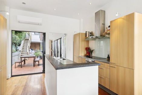 Photo of property in 19 Shannon Street, Mount Victoria, Wellington, 6011