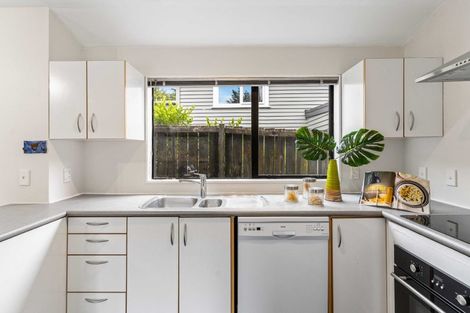 Photo of property in 2/4 Altona Road, Forrest Hill, Auckland, 0620