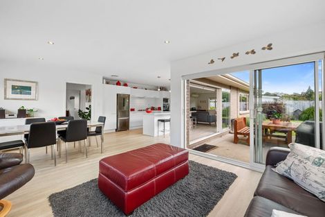 Photo of property in 2 Rayner Way, Glen Avon, New Plymouth, 4312