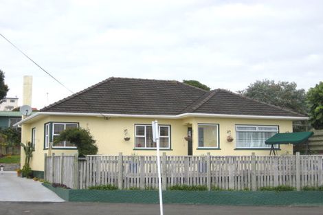 Photo of property in 33 Breakwater Road, Moturoa, New Plymouth, 4310