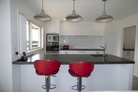 Photo of property in 12 Oakmont Crescent, Waiwhakaiho, New Plymouth, 4312