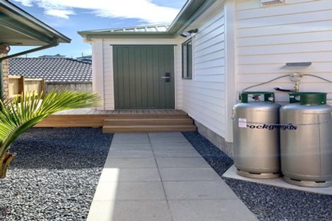 Photo of property in 11 San Ambrosio Rise, Henderson, Auckland, 0612