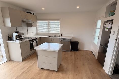 Photo of property in 2/20 Merton Avenue, Glenfield, Auckland, 0627