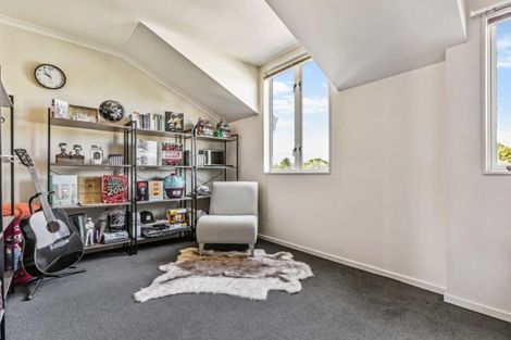 Photo of property in 8 Verdale Circle, Glen Eden, Auckland, 0602