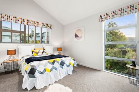 Photo of property in 8 Garadice Road, Rothesay Bay, Auckland, 0630