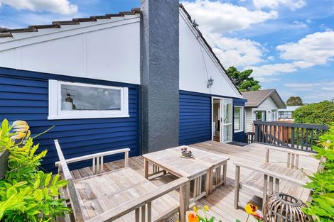 Photo of property in 16 Phelps Place, Glendene, Auckland, 0602