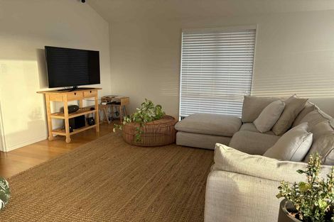 Photo of property in 2/81 Knights Road, Rothesay Bay, Auckland, 0630