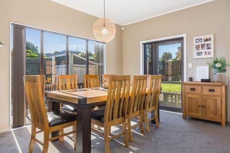 Photo of property in 2 Saunders Close, Whitby, Porirua, 5024