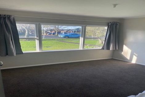 Photo of property in 2/468 Swanson Road, Ranui, Auckland, 0612