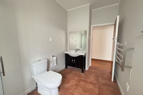 Photo of property in 39 Staveley Avenue, Mount Roskill, Auckland, 1041