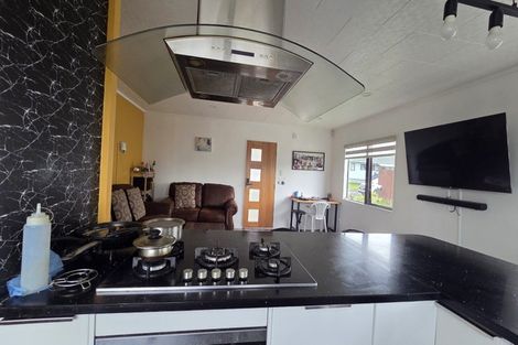 Photo of property in 37 Meadowvale Rise, Titirangi, Auckland, 0604