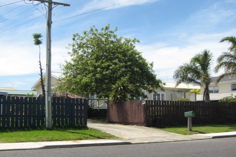 Photo of property in 1a Clarks Beach Road, Clarks Beach, 2122
