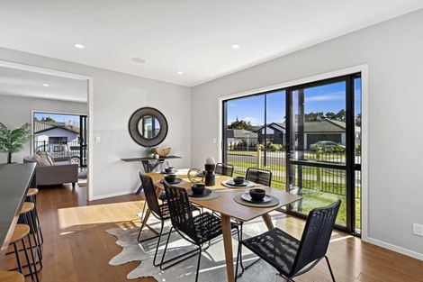 Photo of property in 11 Lewis Younie Road, Kumeu, 0810