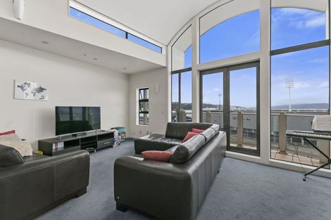 Photo of property in Endeavour Apartments, 2/125 Thorndon Quay, Pipitea, Wellington, 6011