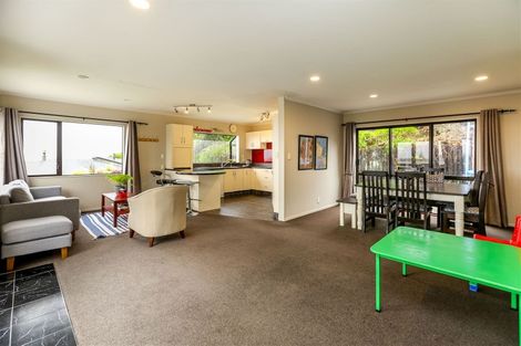 Photo of property in 25 Veale Road, Frankleigh Park, New Plymouth, 4310
