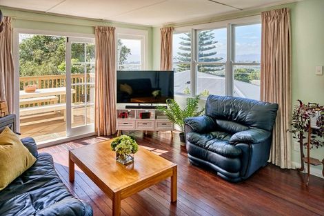 Photo of property in 10 Hiwi Crescent, Titahi Bay, Porirua, 5022