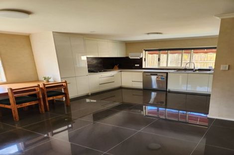 Photo of property in 8 Dainton Place, New Lynn, Auckland, 0600