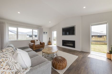 Photo of property in 19 Silicon Way, Fitzherbert, Palmerston North, 4410