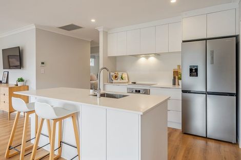 Photo of property in 15 Rewarewa Way, Timberlea, Upper Hutt, 5018
