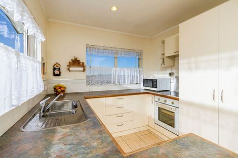 Photo of property in 2/335 Wairau Road, Totara Vale, Auckland, 0627