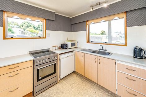 Photo of property in 16 Swinbourne Street, Waverley, 4510