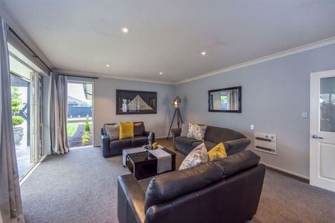 Photo of property in 11 Coolspring Way, Redwood, Christchurch, 8051