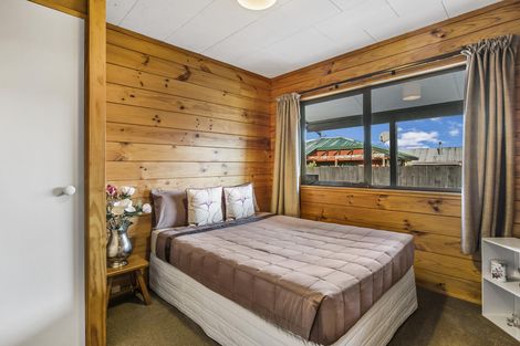 Photo of property in 11 Coolen Place, Tuakau, 2121