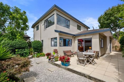 Photo of property in 2/95 Sylvan Avenue, Northcote, Auckland, 0627
