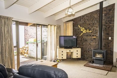 Photo of property in 5 Holyoake Place, Chatswood, Auckland, 0626