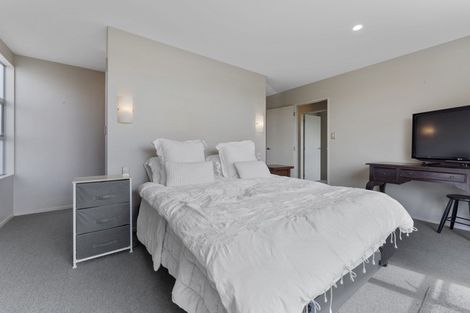Photo of property in 19 Springdale Grove, Fitzherbert, Palmerston North, 4410