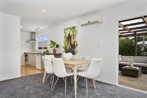 Photo of property in 18 Cottam Grove, Northcross, Auckland, 0632