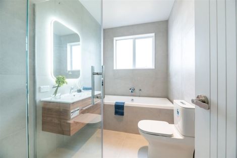 Photo of property in 13 Barrique Road, Kumeu, 0810