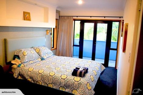 Photo of property in 18 Ravenwood Drive, Forrest Hill, Auckland, 0620