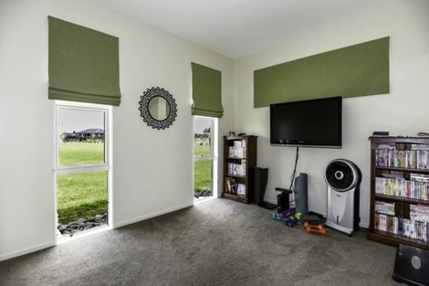 Photo of property in 26 Whitcombe Place, Darfield, 7571