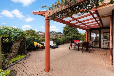 Photo of property in 14 West Fairway, Golflands, Auckland, 2013